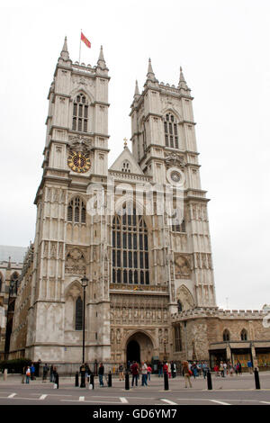 Londres, Royaume-Uni - 16 août 2010 : façade de l'abbaye de Westminster, vue frontale. Banque D'Images