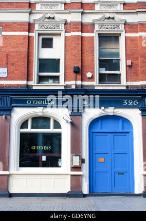 Londres, Royaume-Uni - 18 août 2010 : point de vue extérieur d'un pub londonien traditionnel à Chelsea et K Banque D'Images