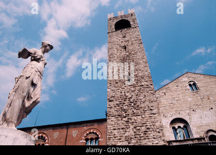 L'Italie, Lombardie, Brescia, la Piazza Papa Paolo VI Square, Palazzo del Broletto Palace, Torre del Popolo Tower Banque D'Images