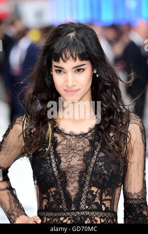 Sofia Boutella assistant à la première de Star Trek au-delà de tenir à l'Empire à Leicester Square, Londres. ASSOCIATION DE PRESSE Photo. Photo date : mardi 12 juillet 2016. Voir PA story SHOWBIZ StarTrek. Crédit photo doit se lire : Ian West/PA Wire Banque D'Images