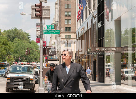 L'élégant et l'frumpy hommage à Bill Cunningham et afficher l'enseigne temporaire à l'angle de la 57e Rue et la 5ème Avenue qui renomme le coin de rue en l'honneur de la célèbre photographe de mode de rue, vu le Mercredi, Juillet 6, 2016. Le 87-ans Cunningham, connu pour ses photographies de mode de rue, est décédé le 25 juin. (© Richard B. Levine) Banque D'Images