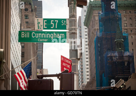 L'élégant et l'frumpy hommage à Bill Cunningham et afficher l'enseigne temporaire à l'angle de la 57e Rue et la 5ème Avenue qui renomme le coin de rue en l'honneur de la célèbre photographe de mode de rue, vu le Mercredi, Juillet 6, 2016. Le 87-ans Cunningham, connu pour ses photographies de mode de rue, est décédé le 25 juin. (© Richard B. Levine) Banque D'Images