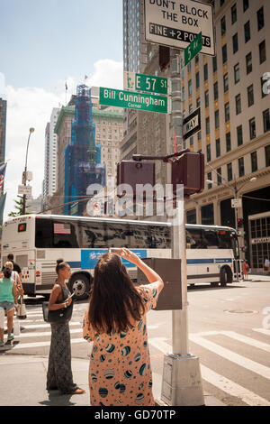 L'élégant et l'frumpy hommage à Bill Cunningham et afficher l'enseigne temporaire à l'angle de la 57e Rue et la 5ème Avenue qui renomme le coin de rue en l'honneur de la célèbre photographe de mode de rue, vu le Mercredi, Juillet 6, 2016. Le 87-ans Cunningham, connu pour ses photographies de mode de rue, est décédé le 25 juin. (© Richard B. Levine) Banque D'Images