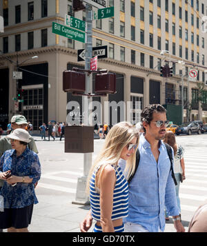 L'élégant et l'frumpy hommage à Bill Cunningham et afficher l'enseigne temporaire à l'angle de la 57e Rue et la 5ème Avenue qui renomme le coin de rue en l'honneur de la célèbre photographe de mode de rue, vu le Mercredi, Juillet 6, 2016. Le 87-ans Cunningham, connu pour ses photographies de mode de rue, est décédé le 25 juin. (© Richard B. Levine) Banque D'Images