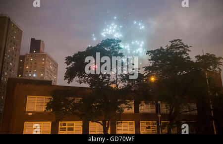 D'artifice illégal est lancé à partir du projet de logement Maisons Elliot dans le quartier de Chelsea, New York, le lundi 4 juillet 2016. (© Richard B. Levine) Banque D'Images