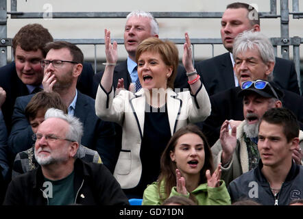 Premier ministre Nicola Sturgeon regarde un match entre l'Ecosse et les Pays-Bas femmes femmes à la Coupe du Monde des sans-abri dans la région de George Square, Glasgow. Banque D'Images