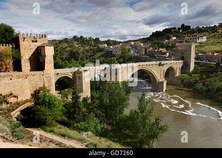 Toledo Espagne Puente de San Martin pont sur le Tage, Rio Tajo, Banque D'Images