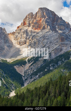 Sommet de Croda Rossa colorés dans les Dolomites italiennes. Banque D'Images