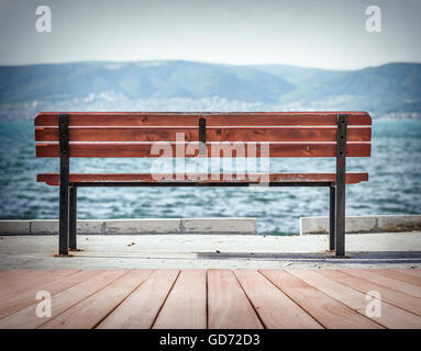 La plate-forme en bois vide et banc vide sur le fond de la mer. Banque D'Images