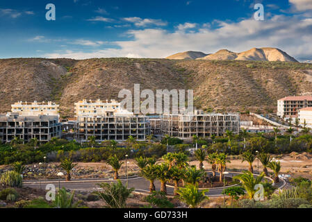 Appartement non fini, abandonné en face de blocs appartements habités dans le lieu de villégiature de Palm Mar, Tenerife Banque D'Images