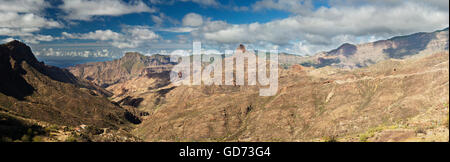 Vue vers l'ouest vers le bas le Barranco de Tejeda, à partir de Timagada, Gran Canaria, avec volcan Teide, Ténérife, visible dans la distance Banque D'Images