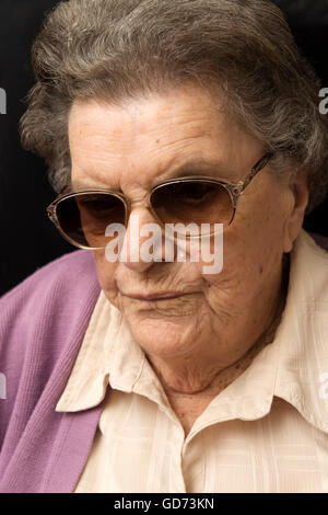 Femme de 94 ans souffrant de démence à un stade précoce Banque D'Images