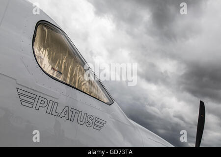 Tourné à l'extérieur de la cabine d'un avion Pilatus PC-12/47, avec de gros nuages au-dessus. Banque D'Images