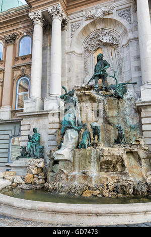 Matthias Fountain dans le nord-ouest de la cour du Palais Royal, le célèbre site historique de Budapest, Hongrie. Banque D'Images