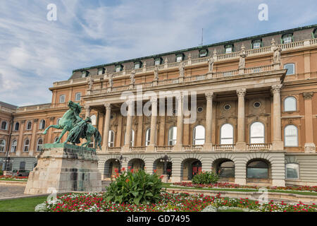 Statue de la Csikos, cheval hongrois wrangler, dans la cour du château de Buda à Budapest en Hongrie. Par Lofekezo Statue Vastagh Gyor Banque D'Images