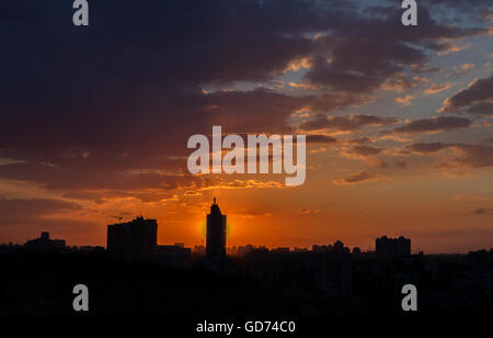 Coucher de soleil spectaculaire urbain avec plus de gratte-ciel et nuages Banque D'Images