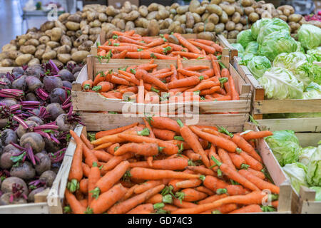 Des légumes sur un marché libre afficher fenêtre Banque D'Images