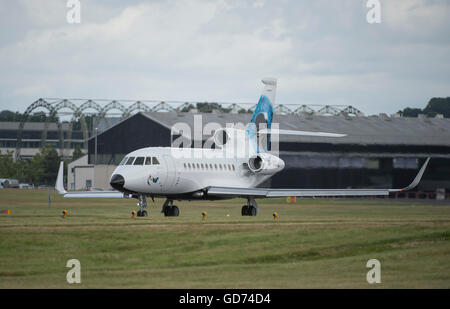 Farnborough, Hampshire, Royaume-Uni. 11 juillet 2016. Dassault Falcon 900EX de décoller au Farnborough International Airshow du commerce. Banque D'Images