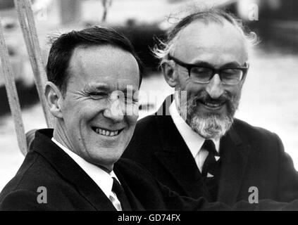 AJAX NOUVELLES PHOTOS . 4e mai 1974. GOSPORT, ENGLAND. - TRIMARAN - ÉQUIPAGE (L-R) directeur de banque BRIAN COOKE avec équipage à bord d'ERIC JENSEN FLÈCHE TRIPLE. PHOTO:JONATHAN EASTLAND/AJAX REF:SP   1974 BRIAN COOKE NOTE** 20 février, 1976. Marin solitaire craint noyé - 54 ANS DIRECTEUR DE BANQUE BRIAN COOKE DE PARKSTONE, DORSET A ÉTÉ CRAINT NOYÉ AUJOURD'HUI APRÈS SON TRIMARAN FLÈCHE TRIPLE a été trouvé a chaviré 450 MILLES À L'OUEST DES ILES CANARIES PAR UN VRAQUIER NORVÉGIEN. COOKE, un vétéran OCEAN RACER, départ de Plymouth, Angleterre sur Décembre 7/75 À SA DEUXIÈME TENTATIVE DE BATTRE LA VITESSE ET LA DISTANCE DE L'ATLANTIQUE CLINIQUES Banque D'Images