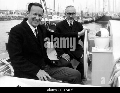 Nouvelles photos d'AJAX. 4 mai1974. GOSPORT, ENGLAND. - TRIMARAN - ÉQUIPAGE (L-R) directeur de banque BRIAN COOKE avec équipage à bord d'ERIC JENSEN FLÈCHE TRIPLE. PHOTO:JONATHAN EASTLAND/AJAX REF:SP   1974 COOKE JENSEN NOTE** 20 février 1976. Marin solitaire craint noyé - 54 ANS DIRECTEUR DE BANQUE BRIAN COOKE DE PARKSTONE, DORSET A ÉTÉ CRAINT NOYÉ AUJOURD'HUI APRÈS SON TRIMARAN FLÈCHE TRIPLE a été trouvé a chaviré 450 MILLES À L'OUEST DES ILES CANARIES PAR UN VRAQUIER NORVÉGIEN. COOKE, un vétéran OCEAN RACER, départ de Plymouth, Angleterre sur Décembre 7/75 À SA DEUXIÈME TENTATIVE DE BATTRE LA VITESSE ET LA DISTANCE DE L'ATLANTIQUE DES ESSAIS CLINIQUES Banque D'Images