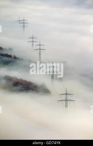 Vue aérienne de pylônes électriques à partir des nuages bas en Bestwig, lignes de transmission dans le brouillard, l'électricité, des lignes électriques, des terres Banque D'Images