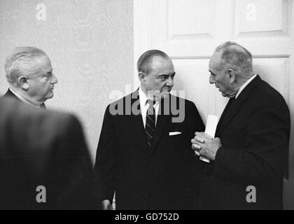 Richard Rodgers parlant avec des invités à un cocktail, 1962. Banque D'Images