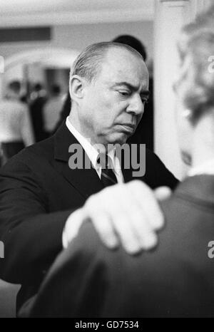 Richard Rodgers parlant avec des invités à un cocktail, 1962. Banque D'Images