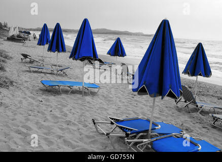 Blue parasols à la plage de Corfou. Résumé photo d'Acharavi littoral léché par les vagues sur l'île grecque de Corfou, Grèce Banque D'Images