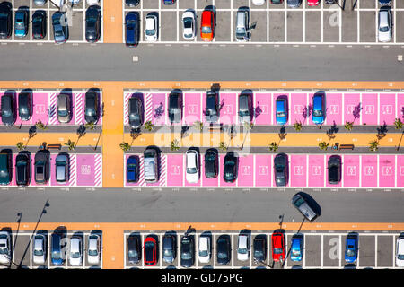 Vue aérienne, parking avec des voitures en stationnement, des places de parking pour les femmes, les personnes handicapées parking gratuit, Centre Commercial, Parc de la Ruhr de Bochum, Bochum Banque D'Images