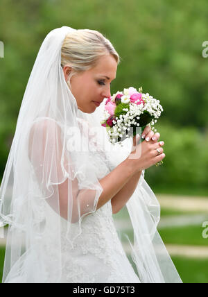 Mariée en robe de mariage et bouquet de mariée avec voile, Allemagne Banque D'Images