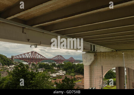 Le Pont du Forth,vu du dessous du pont de Forth Road, North Queensferry, Fife, Scotland, UK, Banque D'Images