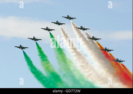 Frecce Tricolori montrant le drapeau italien, lors d'une manifestation à l'Royal International Air Tattoo. Banque D'Images