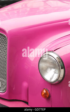 Phare de voiture rose à la lumière du jour Banque D'Images