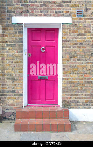 Porte mauve dans Notting Hill, Londres. Banque D'Images