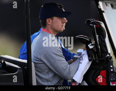 USA's Jordan Spieth voyages le cours sur une voiturette de golf au cours de la journée de pratique au Royal Troon Golf Club, South Ayrshire. Banque D'Images