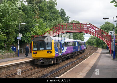 142 n° 142093 classe en train de stimulation Stocksfield rail station, Newcastle et Carlisle railway, Northumberland, England, UK Banque D'Images
