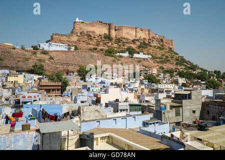 Mehrangarh Fort vu depuis une terrasse dans la ville bleue de Jodhpur, Rajasthan, India Banque D'Images