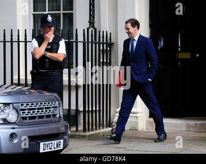 Le Chancelier George Osborne quitte le 11 Downing Street, Londres, le jour que Theresa peut devient le nouveau premier ministre. Banque D'Images