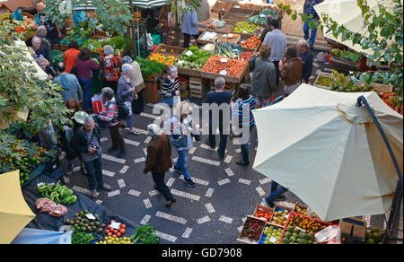 Les fruits et légumes sur stand dans le marché couvert à Funchal, Madère, Portugal avec des gens shopping Banque D'Images