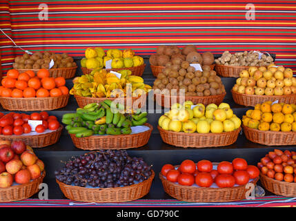 Affichage des fruits dans le marché couvert de Funchal, Madeira, Portugal Banque D'Images