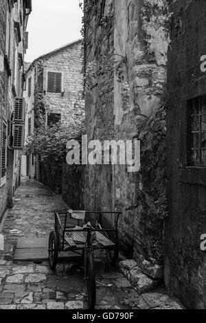 Une rue de la vieille ville de Kotor, Monténégro,. Version noir et blanc Banque D'Images