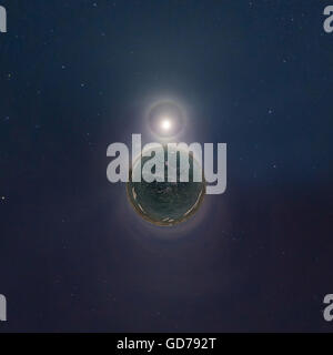 Moon halo dans le ciel de nuit sur la glace du lac Baikal. Panorama stéréographique petite planète Banque D'Images