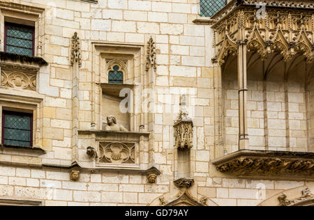 Bourges capitale européenne de la culture 2028, statue de Jacques coeur sur la façade du palais, cher département, Centre-Val de Loire, France, Europe Banque D'Images