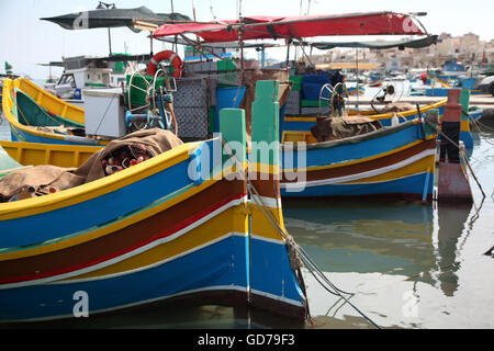 Ancien traditionnel maltais Luzzu bateaux amarrés au quai Banque D'Images