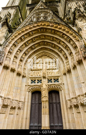 Bourges capitale européenne de la culture 2028, entrée principale de la cathédrale Saint Etienne, site du patrimoine mondial de l'UNESCO, Centre-Val de Loire, France, Europe Banque D'Images