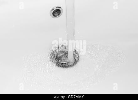 L'eau propre s'écoule du robinet. Close-up. Banque D'Images