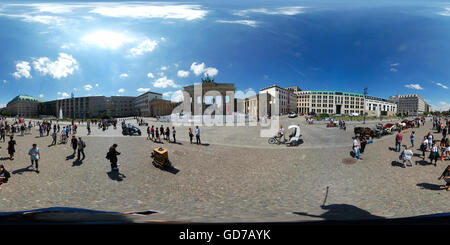 360 x 180 grad Panorama : Brandenburger Tor, Pariser Platz, Berlin-Mitte. Banque D'Images