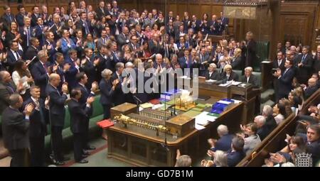 Les députés conservateurs de donner le premier ministre, David Cameron, d'une ovation après avoir terminé son dernier Premier Ministre des questions à la Chambre des communes, Londres. Banque D'Images