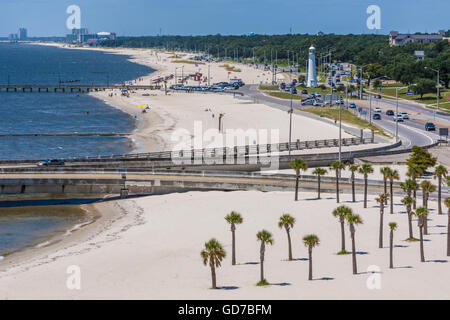 Phare de Biloxi dans la médiane de l'autoroute 90 à la plage de Biloxi, Mississippi Banque D'Images