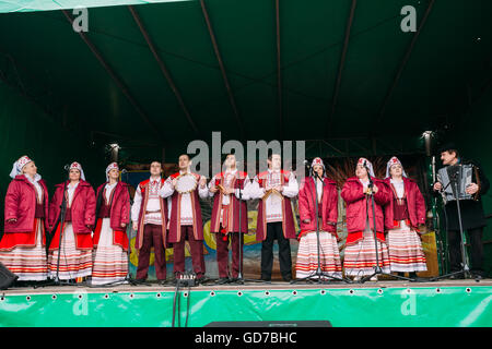 Gomel, Bélarus - Mars 12, 2016 : groupe de personnes inconnues dans les vêtements nationaux lors de Célébration des Jours gras Maslenitsa holiday in Gom Banque D'Images